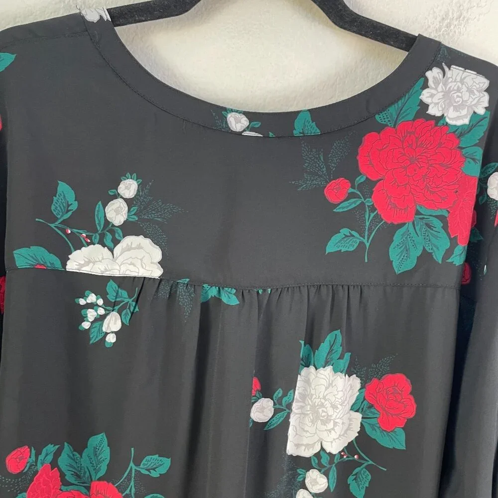 Torrid Womens Plus 3X Button Front Floral Blouse Red White Roses Roll Tab Sleeve - Picture 8 of 8